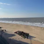 Seafront Palm Apartment *